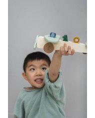 AVION CON PERSONAJES DE MADERA TRIXIE